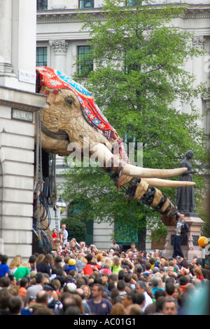 The Sultan's Elephant rounds the corner into Pall Mall Stock Photo