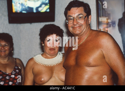 Yalangoch Anna Petrova video Menga eng jozibali kokraklaringizni korsating.