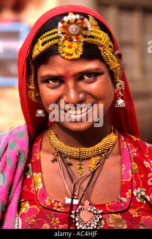 Beautiful Young Woman in a sari in India Rajasthan Jaisalmer Woman Womans Jewel Jewelled Clothes jewellery jewelry gold, golden Stock Photo