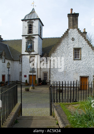 dh  STIRLING STIRLINGSHIRE John Cowanes Hospital entrance statue and tower Stock Photo