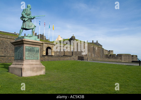 dh  STIRLING STIRLINGSHIRE War memorial statue outside Stirling Castle