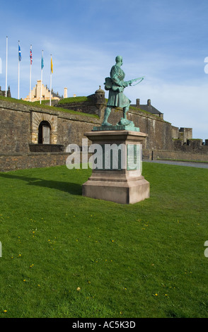 dh  STIRLING STIRLINGSHIRE War memorial statue outside Stirling Castle
