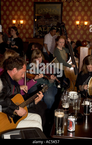 dh Orkney Folk Festival STROMNESS ORKNEY Musicians playing guitar fiddles bass Stromness Hotel lounge bar Stock Photo