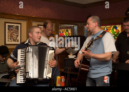 dh Orkney Folk Festival STROMNESS ORKNEY Musicians playing Accordion guitar fiddle uk pub scottish music player band Stock Photo