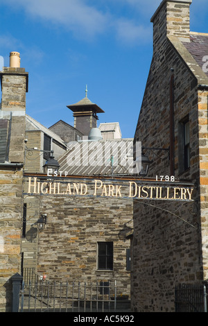 dh Highland Park Distillery KIRKWALL ORKNEY Malt whisky distillery sign roof tops Kiln chimney stack scotland whiskey Stock Photo