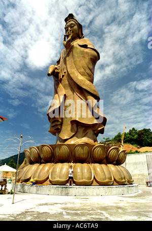 HUGE RELIGIOUS STATUE MADE OF BRONZE PENANG ISLAND MALAYSIA BUDDHA BAPN659 Stock Photo