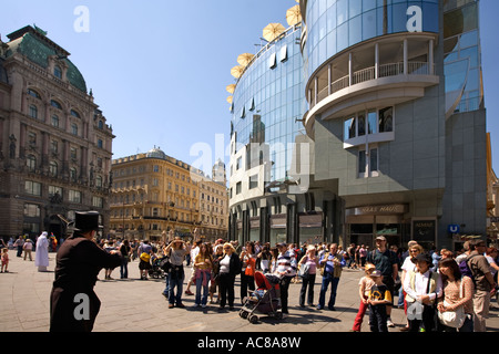 Vienna Stephansplatz Haas buidling people street artists Stock Photo