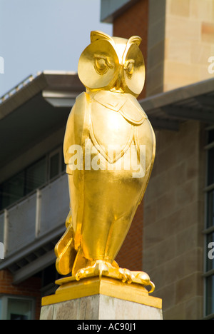 dh City Centre LEEDS WEST YORKSHIRE Leeds Civic Hall golden owl symbol of Leeds Stock Photo