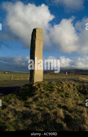 dh Watch stone STENNESS ORKNEY Neolithic standing stone and Stenness Standing Stones monolith britain scotland Stock Photo
