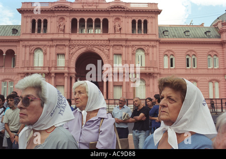 Mothers of Plaza de Mayo gather weekly to remind the world of the Disappeared. Buenos Aires Argentina 2000s 2002 Casa Rosa Presidential Palace Stock Photo