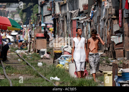 Squatters along the railway tracks in Manila Stock Photo - Alamy