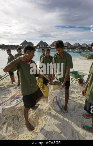 Maldivians Fortify The Sandy Beaches As A Protection Against Tsunamis And Currents Maldives Stock Photo Alamy