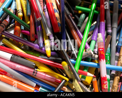 https://l450v.alamy.com/450v/acakn5/markers-and-crayons-acakn5.jpg