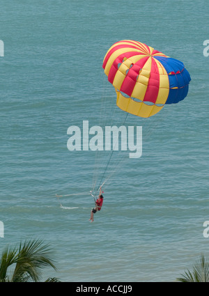 PARASAILING, PARA SAILING, BATU FERRINGHI BEACH IN FRONT OF GRAND PLAZA PARKROYAL HOTEL, PENANG, MALAYSIA, Stock Photo