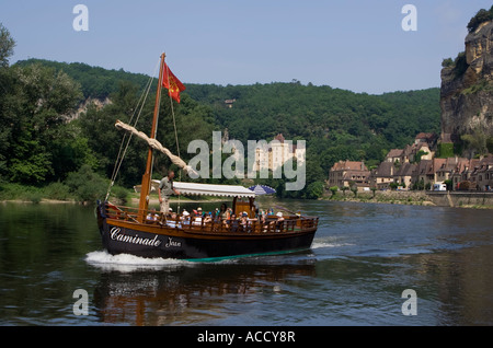 Renovated Traditional boat sailing on the Dordogne past La Roque-Gageac, Perigord, France Stock Photo