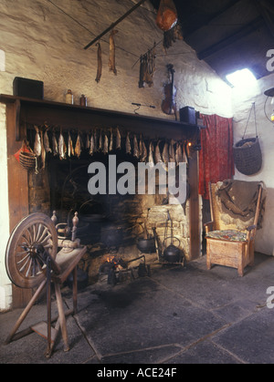 dh Scottish farm museums CORRIGALL MUSEUM ORKNEY SCOTLAND Farmhouse interior cottage fireplace spinningwheel Orkney chair house fire Stock Photo