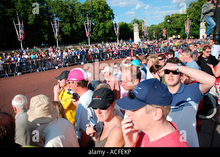 Crowds lining the route of the Tour de France prologue outside Buckingham Palace in London 2007 Stock Photo