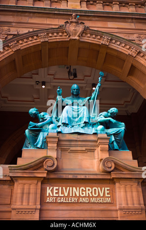 EXTERIOR OF KELVINGROVE ART GALLERY AND MUSEUM WITH STATUE OF ST MUNGO THE PATRON SAINT OF GLASGOW Stock Photo