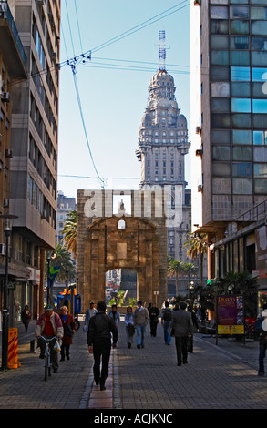 The Salvo Palace building on Plaza Independencia Independence Square, the most imposing building in Montevideo, seen from Avenida 18 de Julio, 18 July street. Pedestrians walking in the foreground. Montevideo, Uruguay, South America Stock Photo