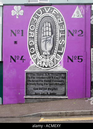 UVF Mural of a memorial plinth A loyalist mural Canmore Street off Shankill Road Stock Photo