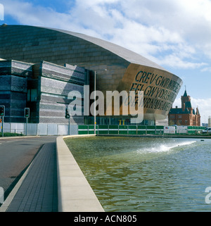 The Wales Millennium Centre in Cardiff Bay Canolfan Mileniwm Cymru shortly before completion in 2004 Stock Photo