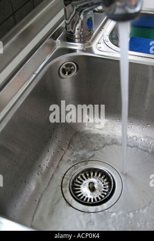 Stainless steel kitchen chef sink - Laufendes Wasser im Spülbecken Stock Photo
