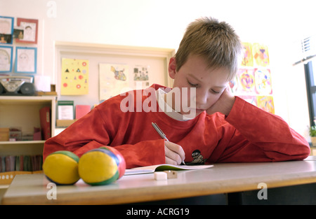 Elementary school children bored in classroom Stock Photo - Alamy
