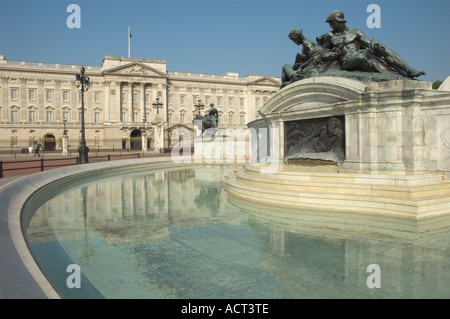 Buckingham Palace and Victoria Memorial fountain, London, England, UK Stock Photo