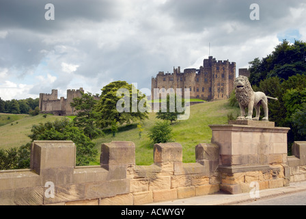 Alnwick Castle and bridge in Northumberland 'Great Britain' Stock Photo