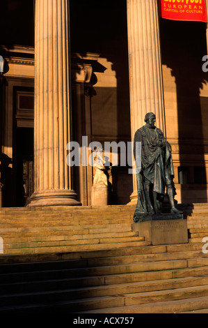 Statue of the Earl of Beaconsfield in Front of St George s Hall Liverpool Stock Photo