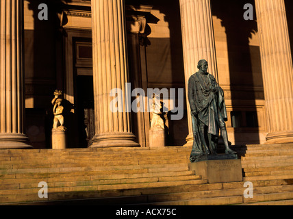 Statue of The Earl of Beaconsfield in Front of St George s Hall Liverpool Stock Photo