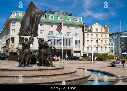 dh Liberation Square ST HELIER JERSEY Liberation statue and Pomme dOr Hotel tourist sitting in square channel islands war Stock Photo