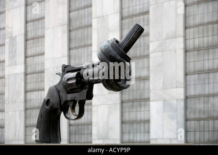 Sculpture of knotted revolver at the United Nations Building New York ...