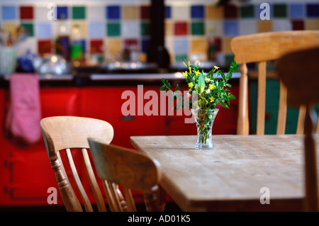 A VASE OF WILD FLOWERS ON A TABLE IN A COUNTRY KITCHEN GLOUCESTERSHIRE UK Stock Photo