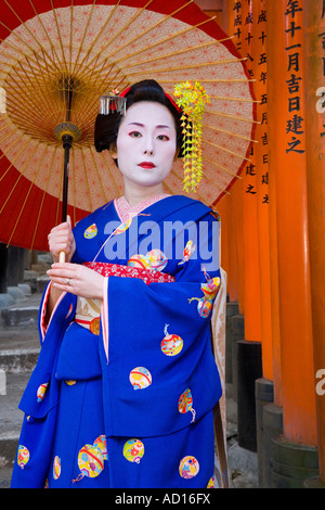 Geishas, Red Torii gates, Fushimi Inari Taisha Shrine, Kyoto, Japan Stock Photo