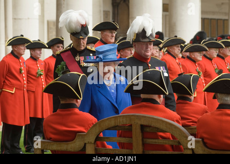 Queen 2006. Queen Elizabeth II  inspects Chelsea Pensioners at the Founders Day annual parade London SW3 England  2000s HOMER SYKES Stock Photo