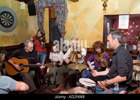 dh Orkney Folk Festival STROMNESS ORKNEY Musicians playing musical instrument at the Ferry Inn public house performance instruments scotland Stock Photo