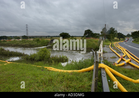 FLOOD WATER BEING PUMPED FROM THE FLOODED VILLAGES OF BENTLEY AND TOLL BAR YORKSHIRE ENGLAND JUNE 2007 Stock Photo