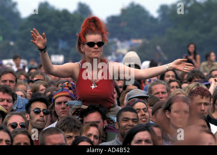 UK AUDIENCE AT ROCK CONCERT GLASTONBURY FESTIVAL SOMERSET ENGLAND Stock Photo