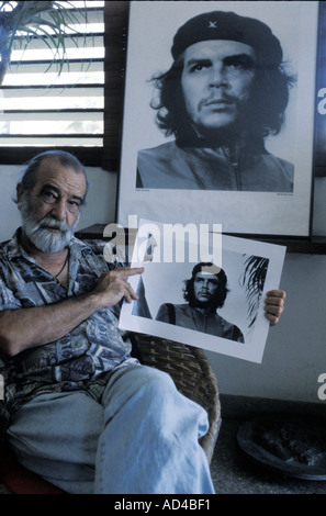 CUBA LATE PHOTOGRAPHER ALBERTO KORDA WITH AN ORIGINAL PRINT OF THE WORLD FAMOUS PICTURE OF CHE GUEVARA HE TOOK IN 1962 Stock Photo