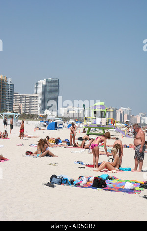 Sun Bathers enjoy leisure time on South Beach, Miami Stock Photo
