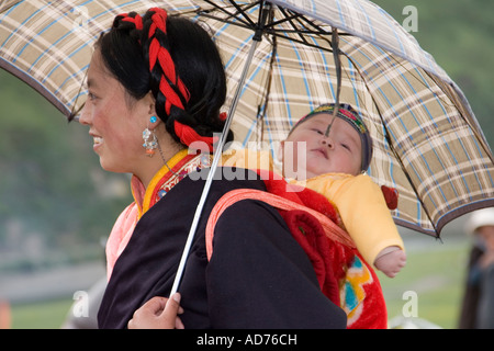 A local Khampa with her child at the Tagong horse-racing festival, Sichuan province, China. Stock Photo