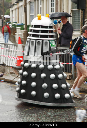 Dalek running in 2006 London Marathon Stock Photo