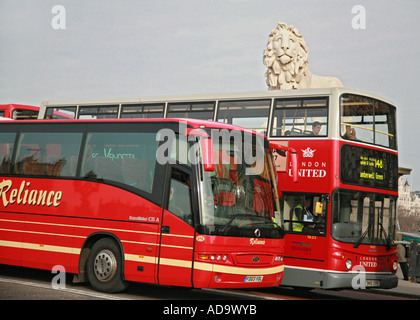 Lambeth Lion peering over two buses Stock Photo