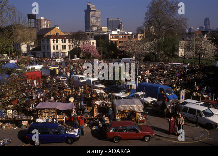 Bermondsey Antiques Market also called New Caledonian Market, south east London. Friday market traders 1990s UK  HOMER SYKES Stock Photo
