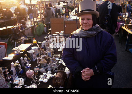 Bermondsey Antique Market also called New Caledonian Market, south east London. Friday market traders 1990s UK HOMER SYKES Stock Photo