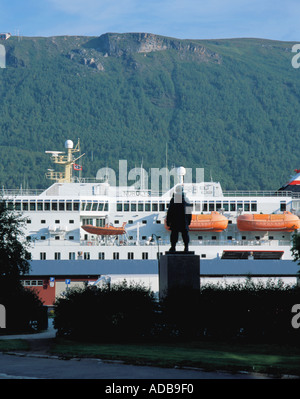 Statue of Roald Amundsen with Hurtigrute 'Nordlys' beyond, Tromsø harbour, Troms, arctic Norway. Stock Photo