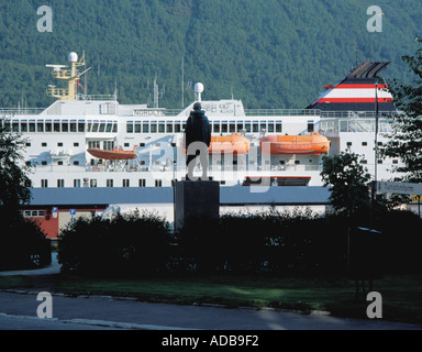 Statue of Roald Amundsen, with Hurtigrute (coastal express steamer) 'Nordlys' beyond, Tromsø harbour, Troms, arctic Norway. Stock Photo