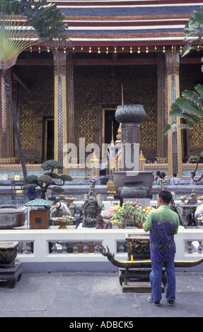 Chao Mae Guan Inn Enclosure Outside The Ubosot Grand Palace - 