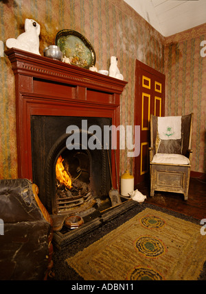 dh Kirbuster Farm Museum BIRSAY ORKNEY Edwardian sittingroom Orkney chair fireplace living room interior home Stock Photo